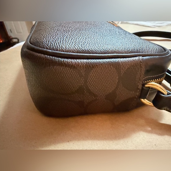 Coach Mini Jamie Camera Bag
In Signature Canvas Brown/Gold/Black. - Picture 3 of 12